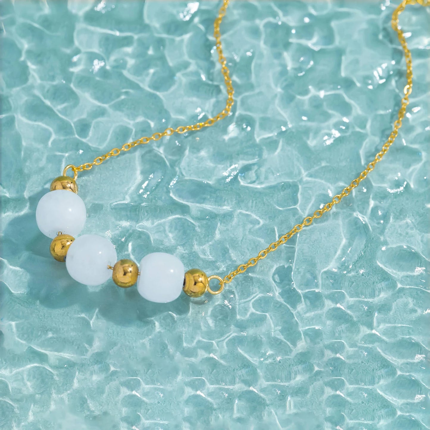 Collana Dorata con Ciondolo in Pietra Naturale – Eleganza e Stile senza Tempo