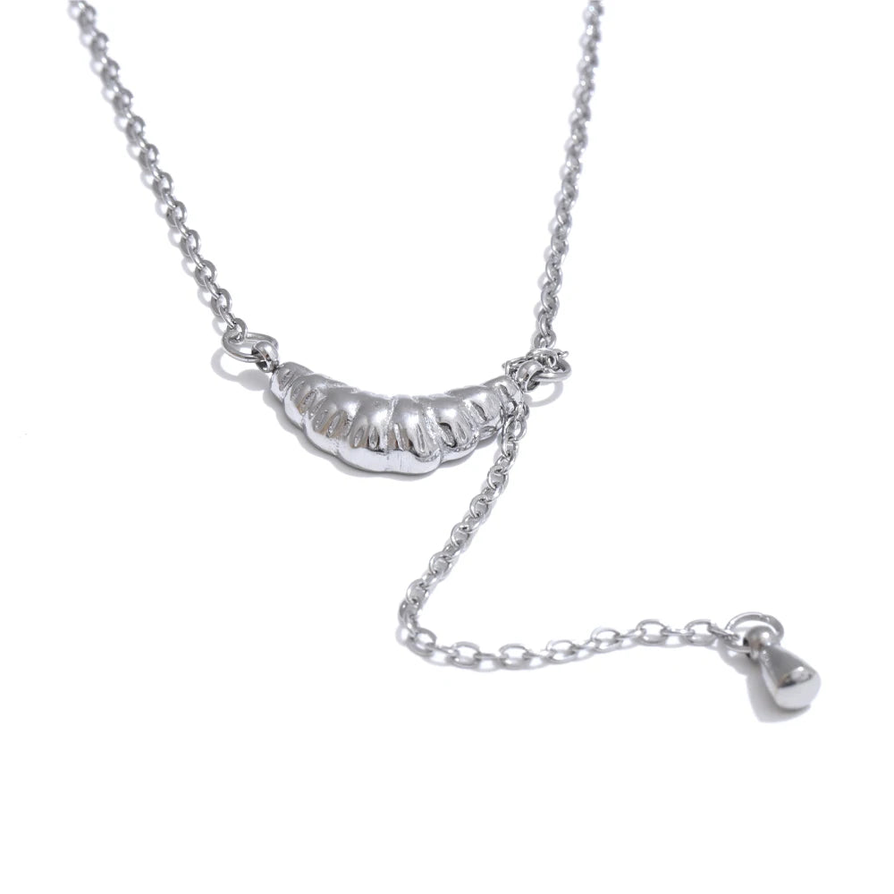 Collana Croissant Charm – Dolcezza e Stile