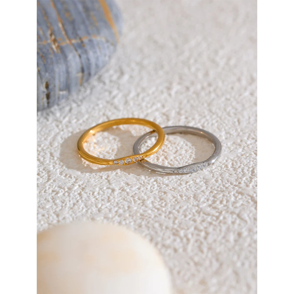Anello Linea di Luce – Minimal Chic con Zirconi