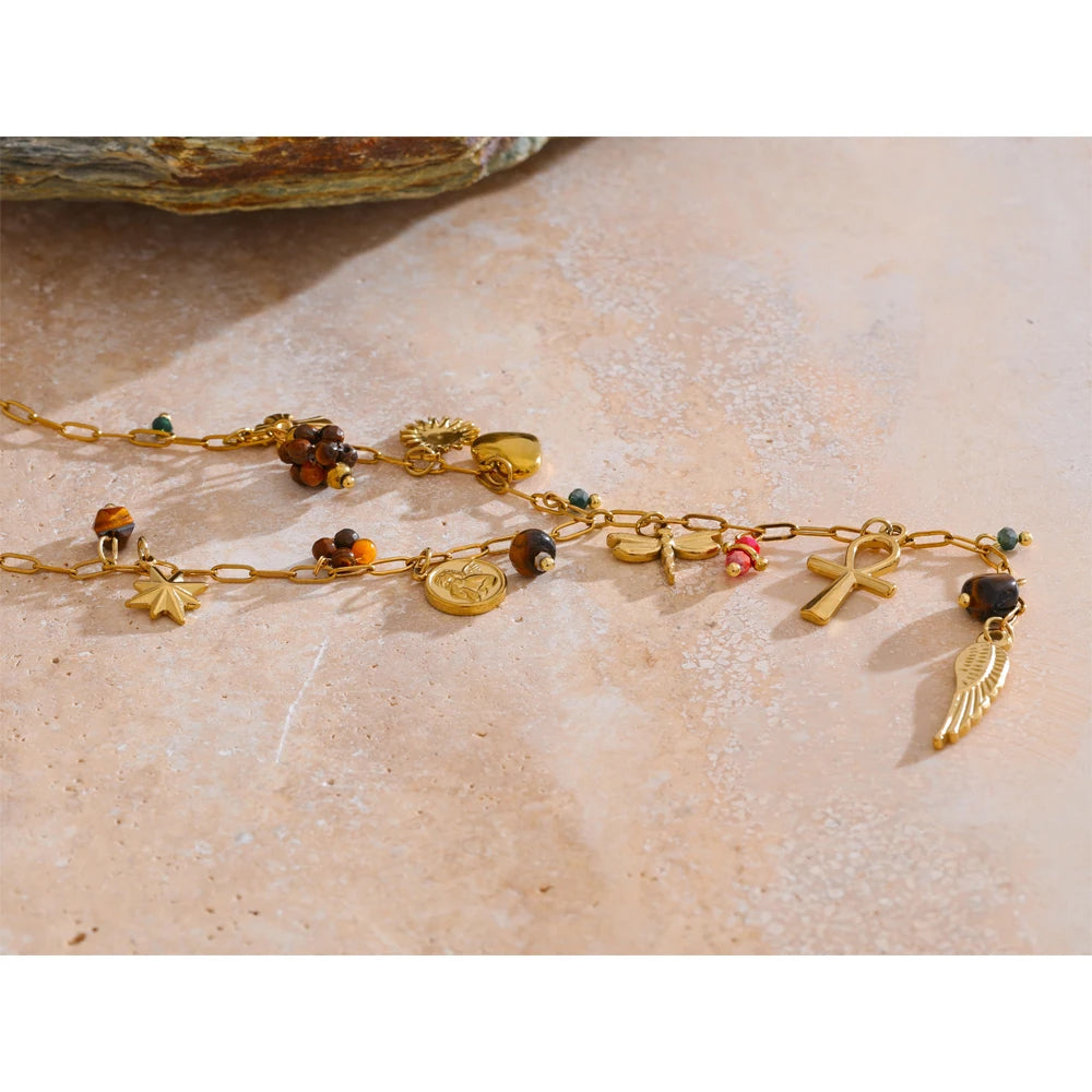 Collana con charm dorati e pietre colorate – Cuore, Sole, Croce, Ala e Libellula