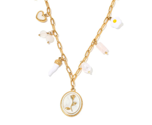 Collana Charm Rosa –Gioiello raffinato con dettagli in oro