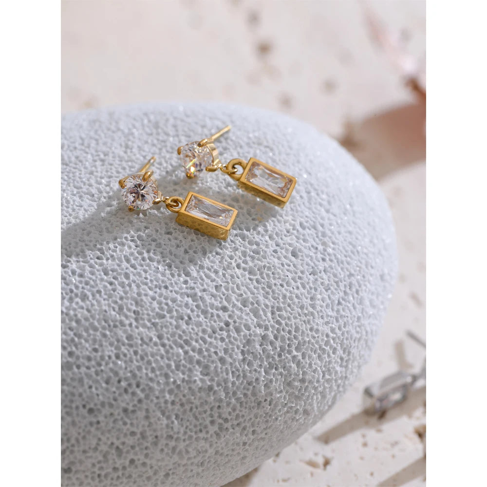 Orecchini Pendenti Rettangolari con Zirconi – Eleganza Moderna