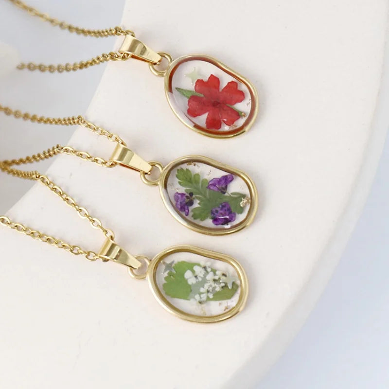 Collana in acciaio inossidabile con ciondolo in resina e fiore naturale essiccato – Gioiello artigianale