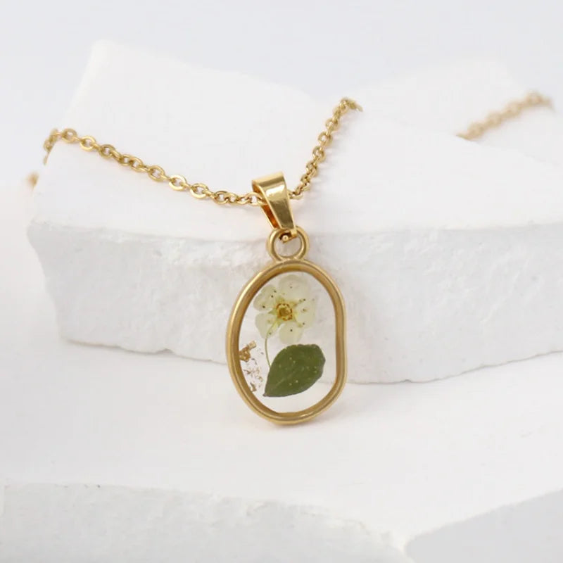 Collana in acciaio inossidabile con ciondolo in resina e fiore naturale essiccato – Gioiello artigianale