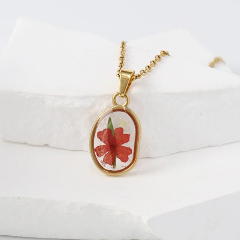 Collana in acciaio inossidabile con ciondolo in resina e fiore naturale essiccato – Gioiello artigianale