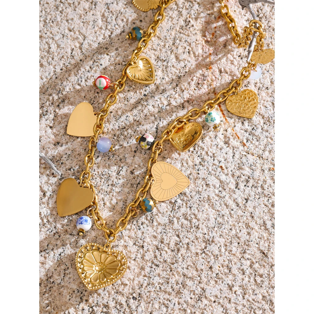 Cuore di Smeraldo – Collana con Perline e Dettagli Dorati