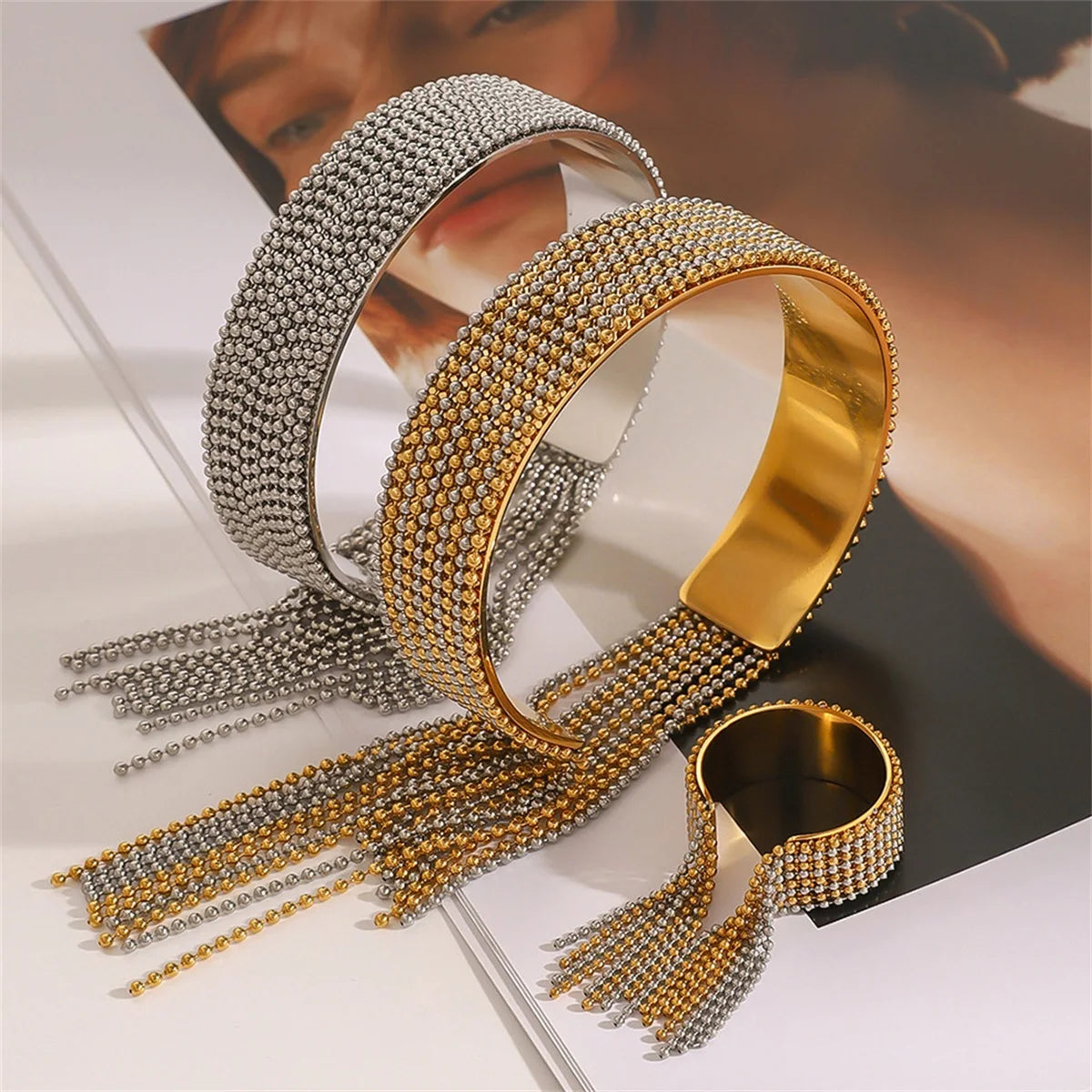 Bracciale con nappa e anello – Eleganza senza tempo