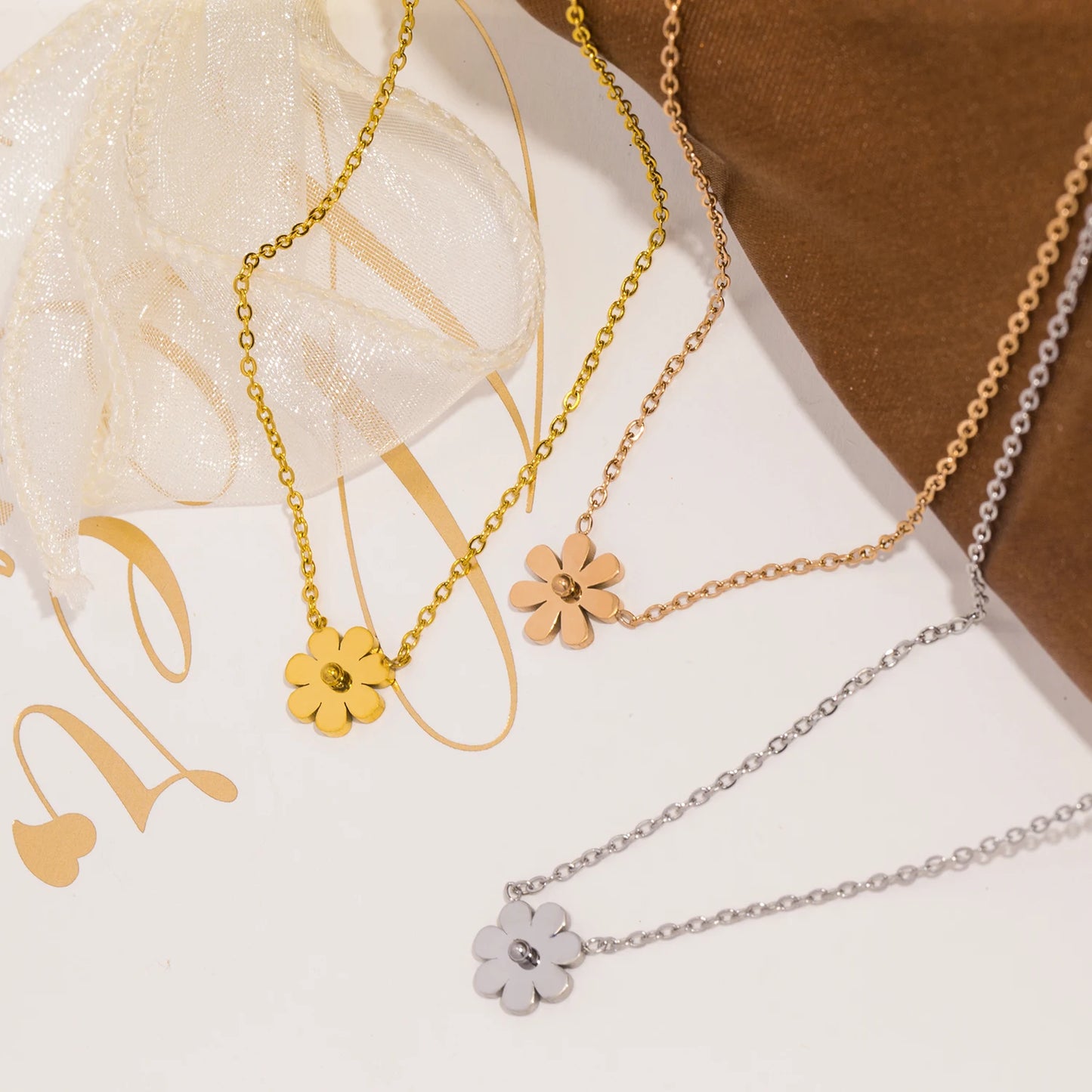 Collana Fiore Liscio – Pendente in acciaio elegante, disponibile in oro, argento o oro rosa