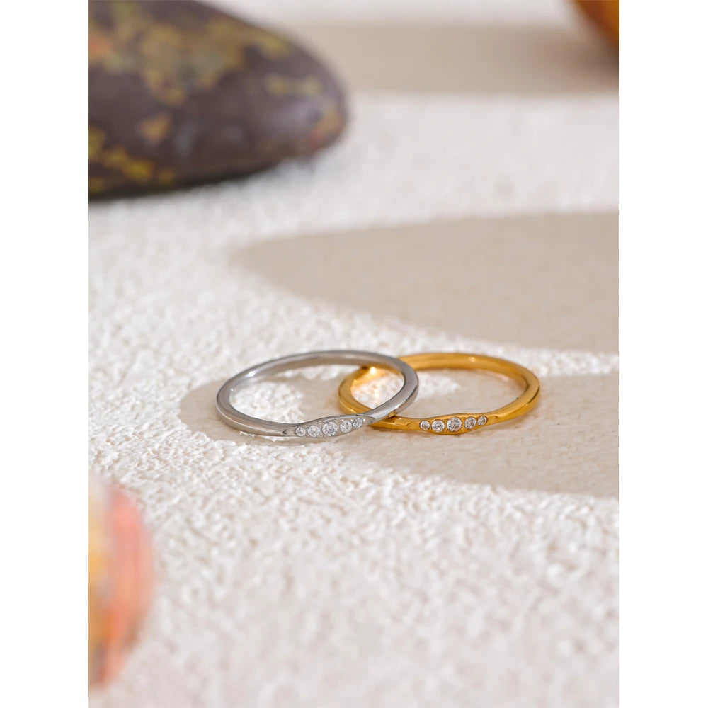 Anello Linea di Luce – Minimal Chic con Zirconi