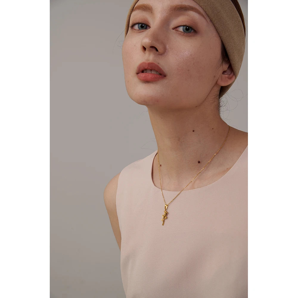 Collana Rosa Dorata – Simbolo di Eleganza