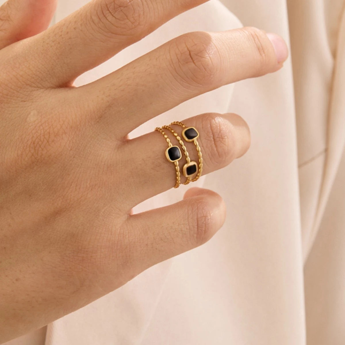 Anello Minimal Chic – Accessorio Moda in Smalto Colorato