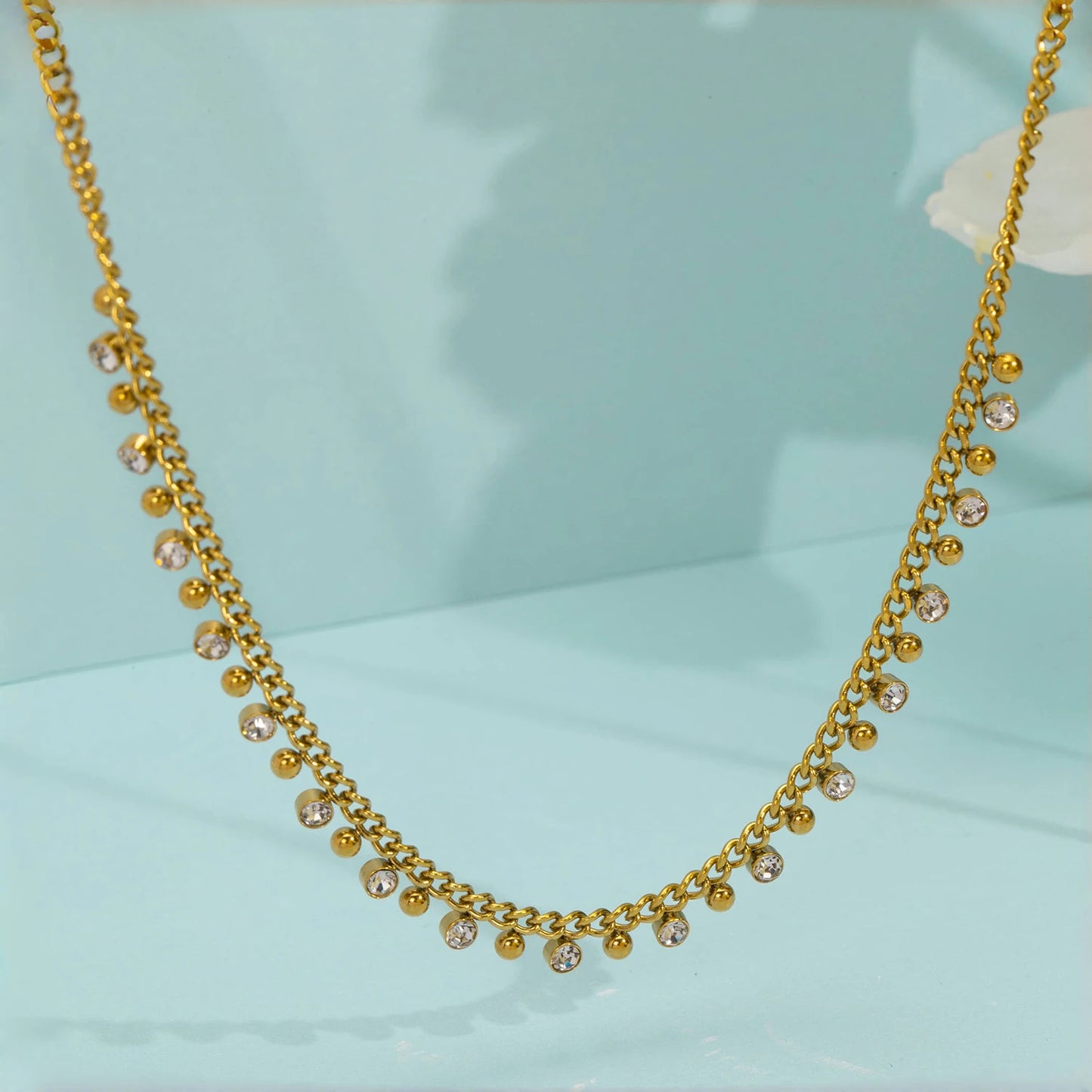 “Riflessi di Sole” – Collana Elegante con Zirconi