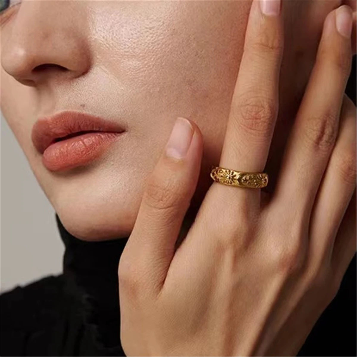 Anello Vintage Placcato Oro 18K – Acciaio Inossidabile con Motivi Sole e Luna