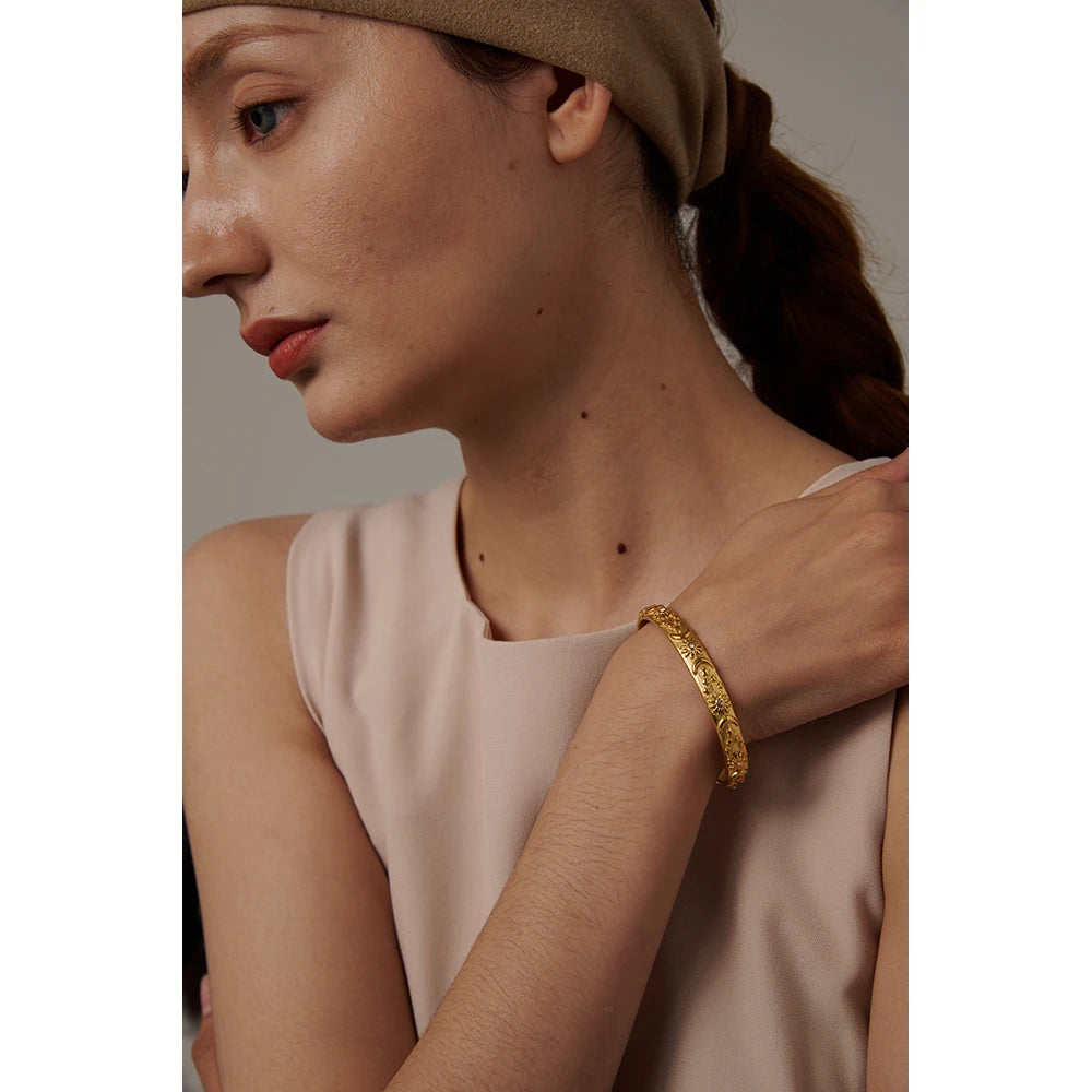 Bracciale rigido dorato con incisioni lunari in acciaio inossidabile