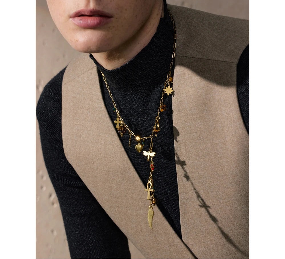 Collana con charm dorati e pietre colorate