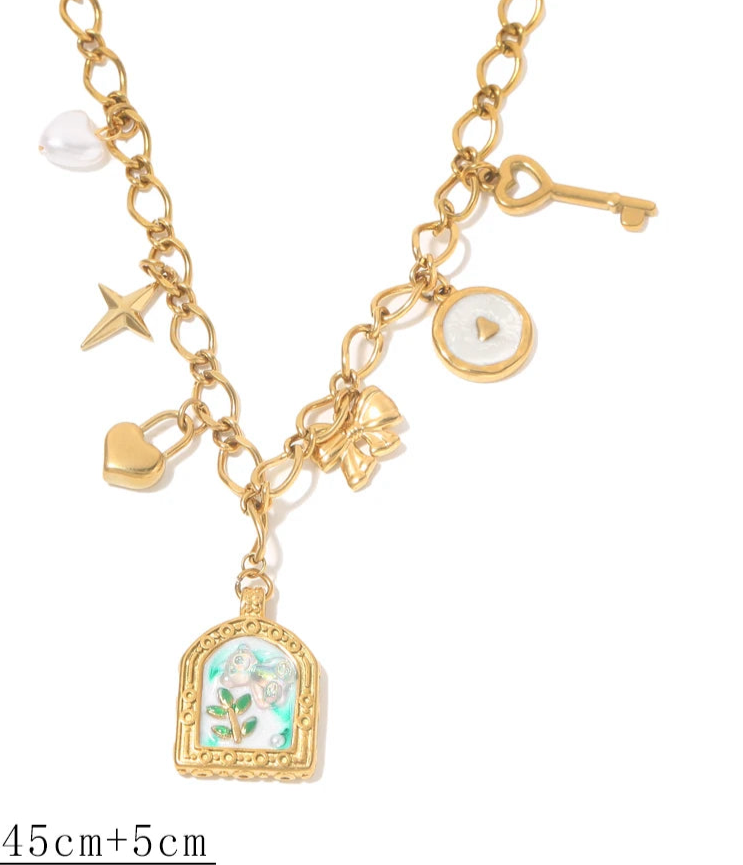 Collana con ciondolo fiore smaltato – 2 varianti rosa o azzurro – Acciaio dorato