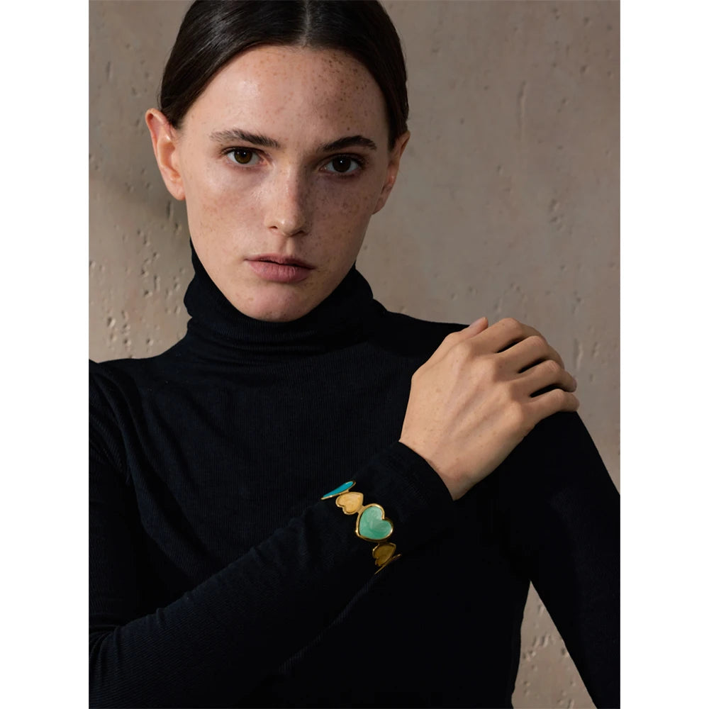 Bracciale Rigido Cuori Smaltati – Acciaio Inossidabile Dorato | 3 Varianti Colorate