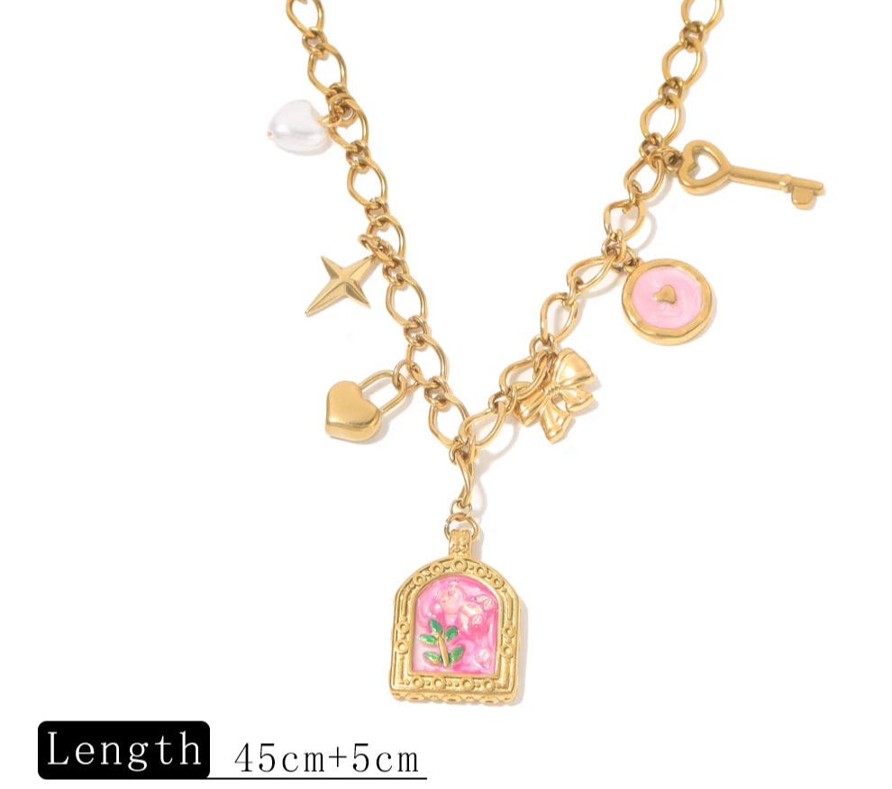 Collana con ciondolo fiore smaltato – 2 varianti rosa o azzurro – Acciaio dorato