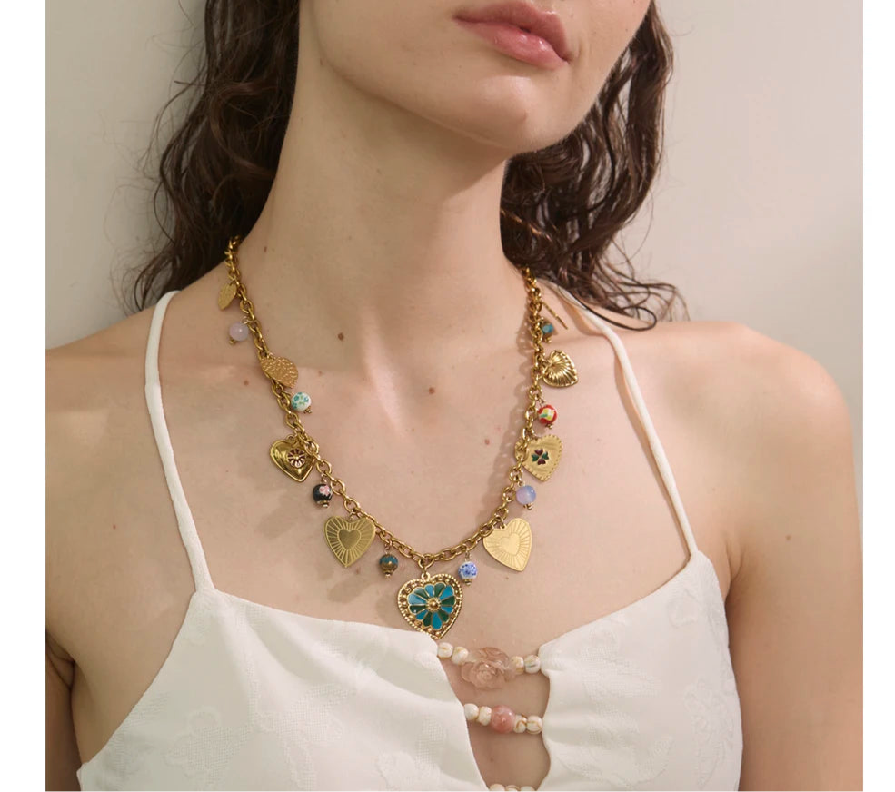 Cuore di Smeraldo – Collana con Perline e Dettagli Dorati