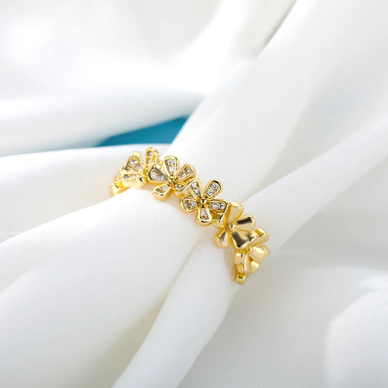 Petali di Luce – Anello floreale regolabile