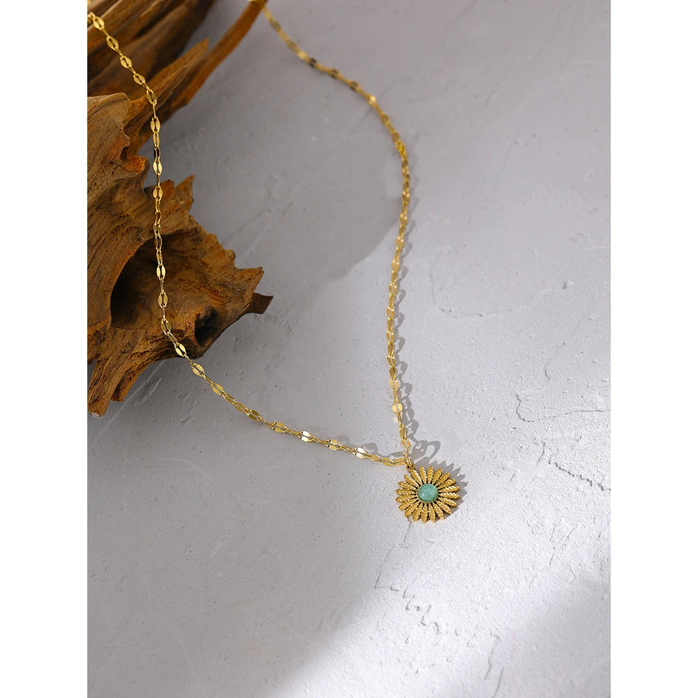 Collana con Pendente Fiore Dorato e Pietra Verde – Acciaio Inossidabile