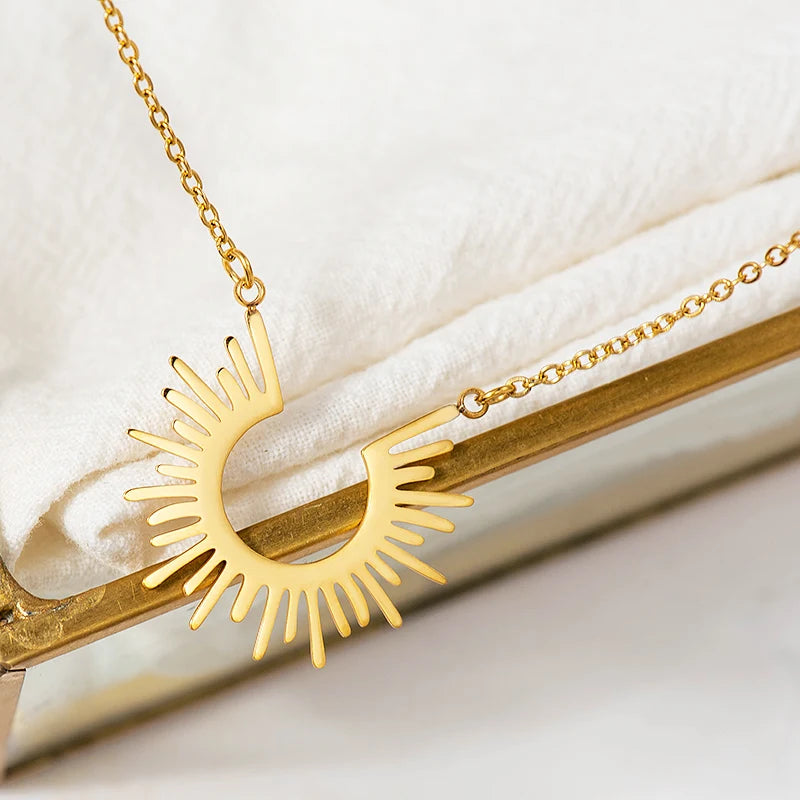 Collana Sole Geometrico – Eleganza Dorata