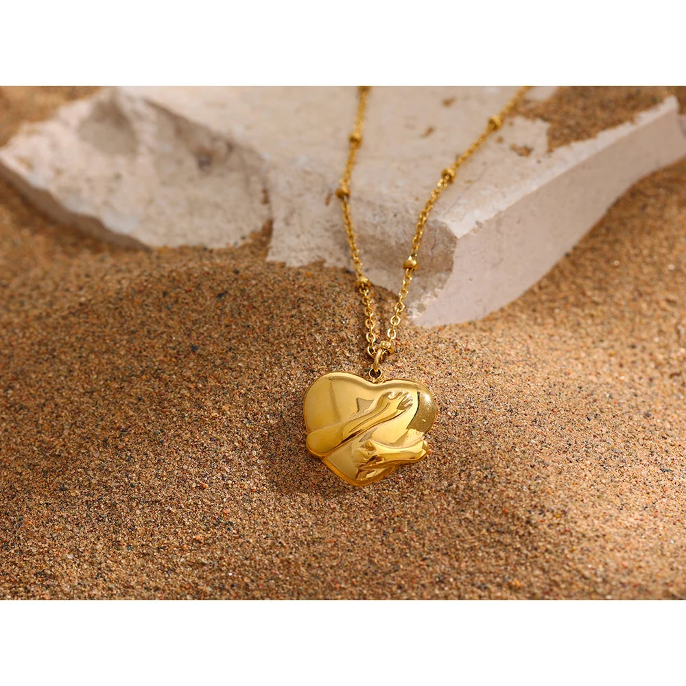 Collana Cuore con Abbraccio – Acciaio Inossidabile Placcato Oro