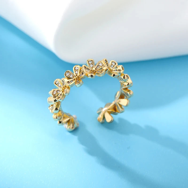Petali di Luce – Anello floreale regolabile