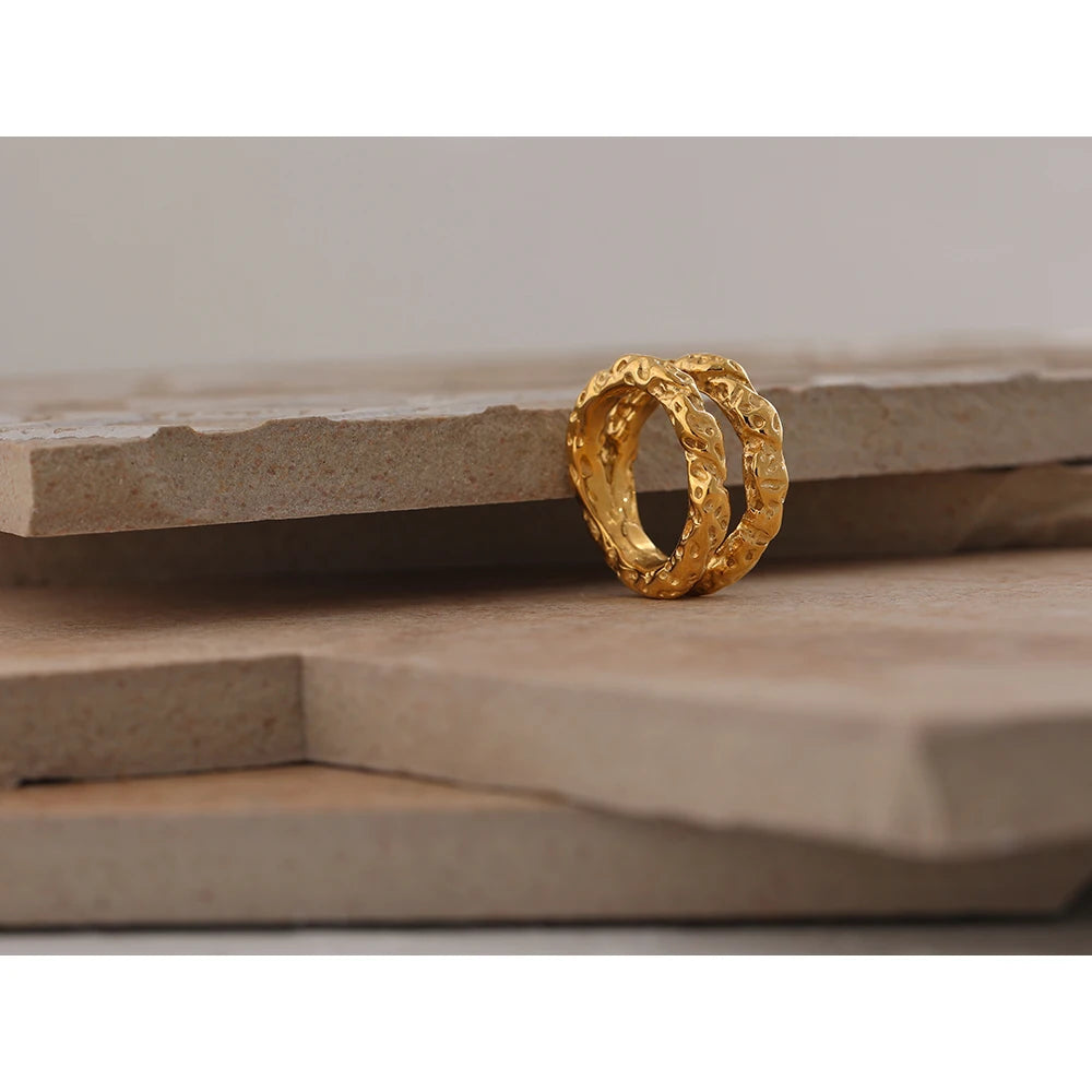 Anello Texture Ondulata – Acciaio Inossidabile Placcato Oro 18K