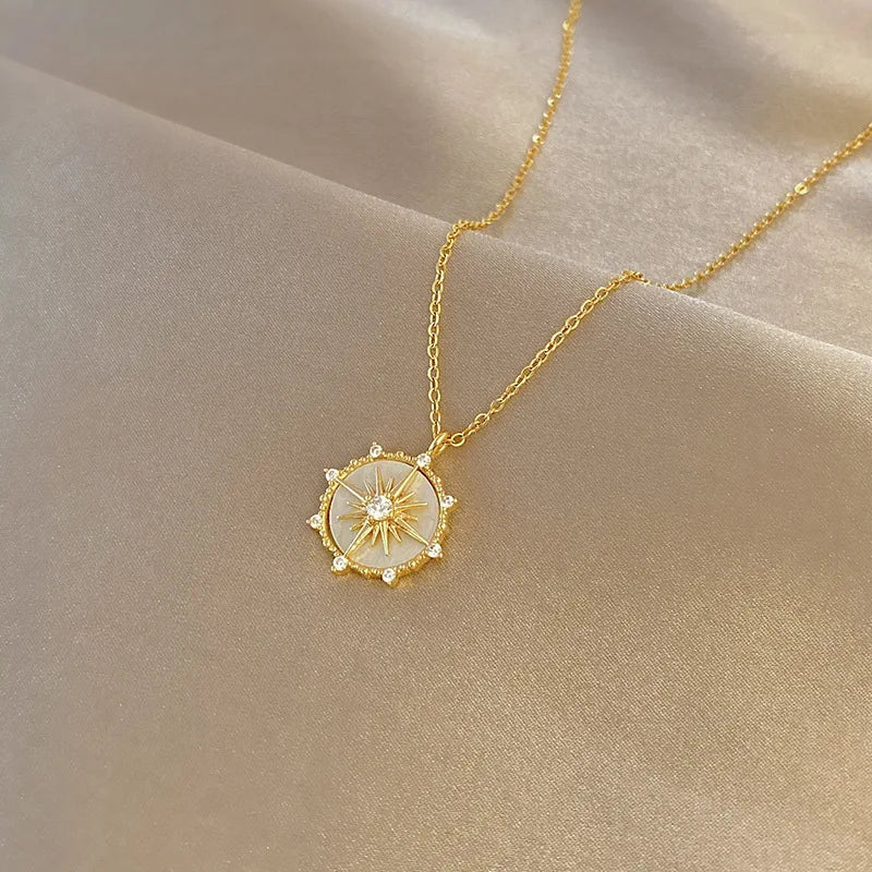 Collana Geometrica in Acciaio con Zirconi – Ciondolo Rosa dei Venti