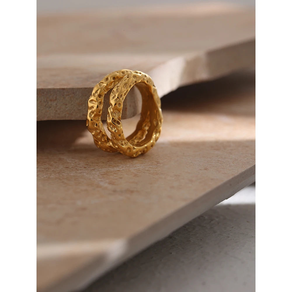 Anello Texture Ondulata – Acciaio Inossidabile Placcato Oro 18K