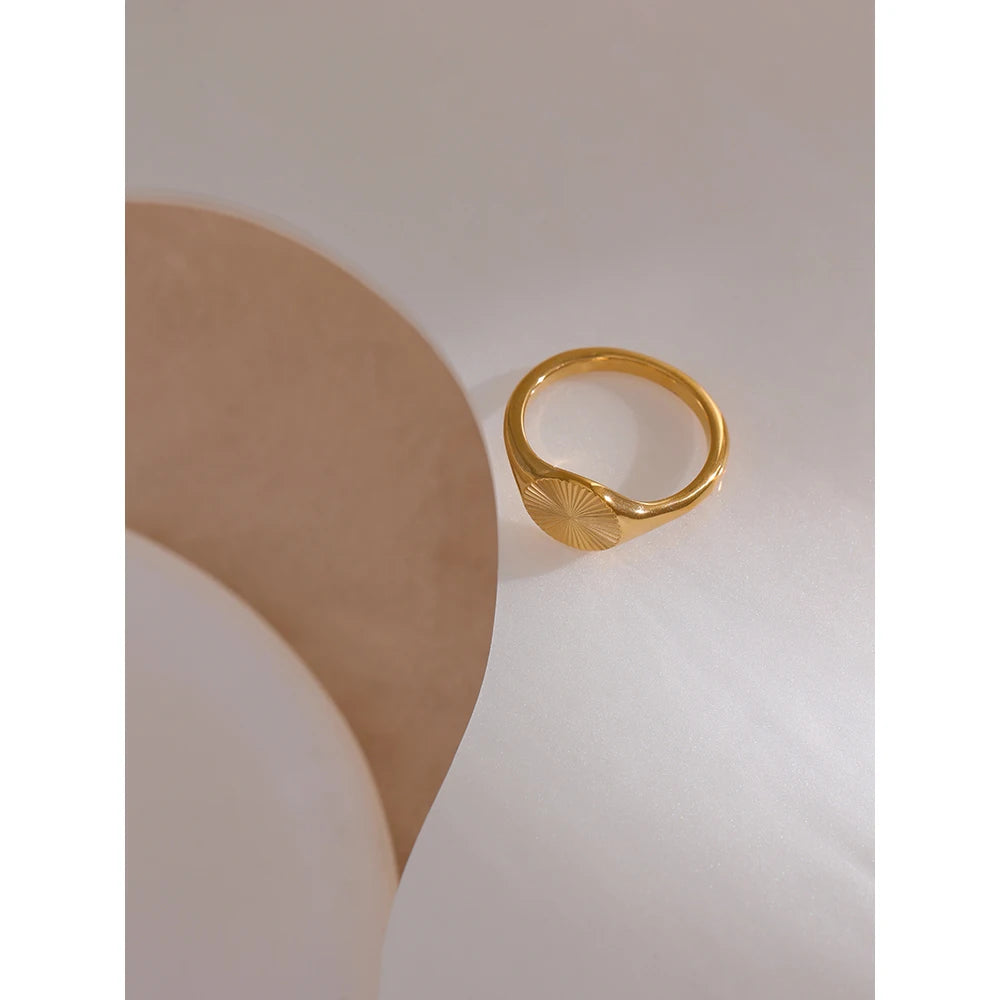 Anello Geometrico Dorato – Design Moderno in Acciaio Inossidabile