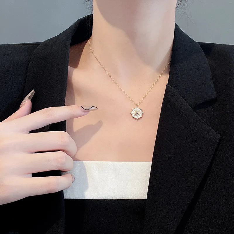 Collana Geometrica in Acciaio con Zirconi – Ciondolo Rosa dei Venti