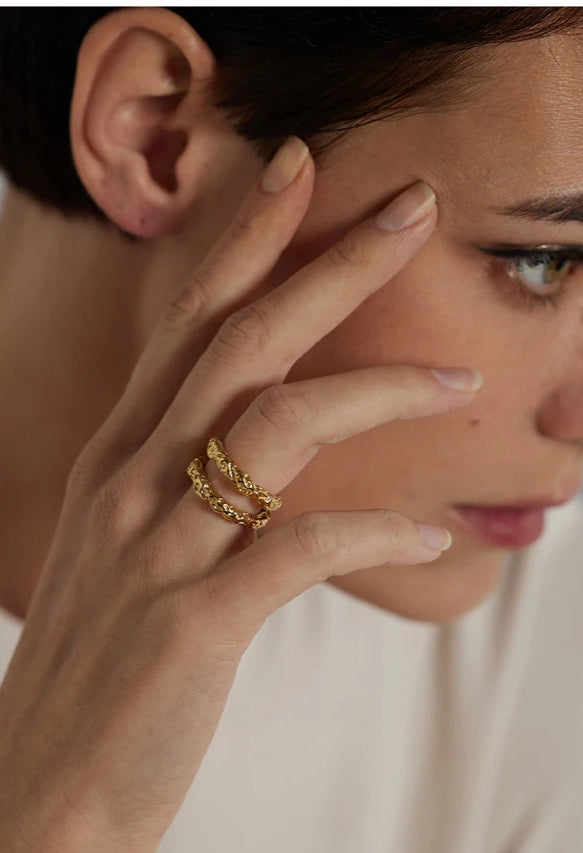 Anello Texture Ondulata – Acciaio Inossidabile Placcato Oro 18K