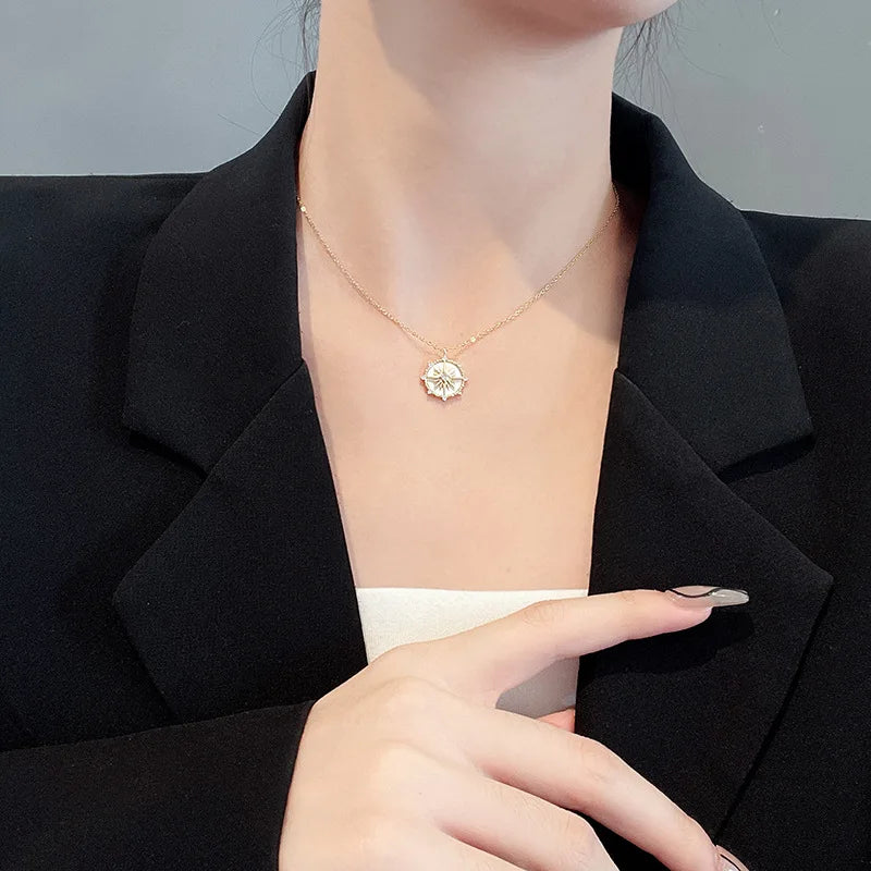 Collana Geometrica in Acciaio con Zirconi – Ciondolo Rosa dei Venti