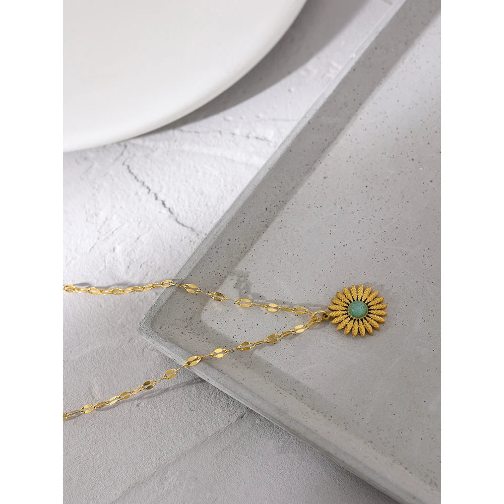 Collana con Pendente Fiore Dorato e Pietra Verde – Acciaio Inossidabile