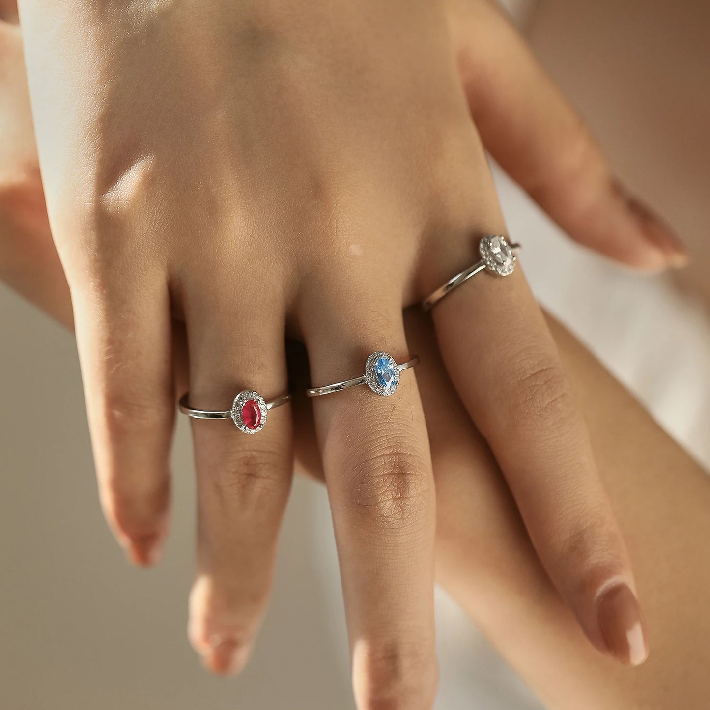 Anello Ovale con Zirconi Colorati – Anello Elegante