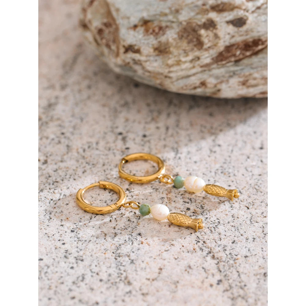 Orecchini “Onde e Perle” – Pendenti con charm a pesce e pietre naturali