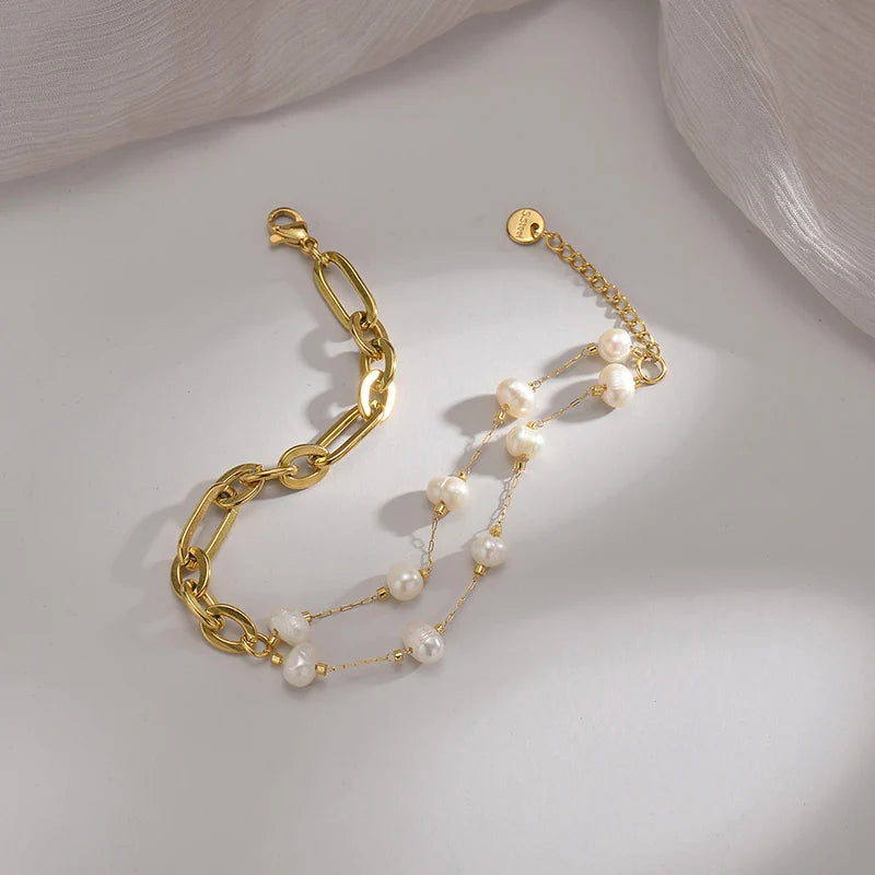 Braccialetto con perle irregolari e ciondolo in acciaio – Fascino vintage