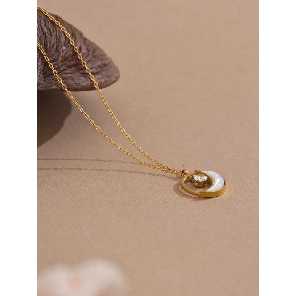 Collana con Luna e Zircone – Acciaio Inossidabile Oro con Conchiglia Naturale