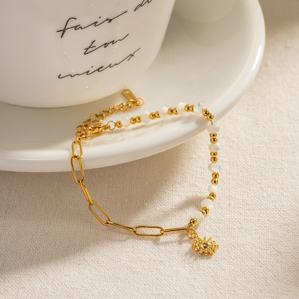 Bracciale “Raggi di Mare” – Catena  con perline di conchiglia e charm sole