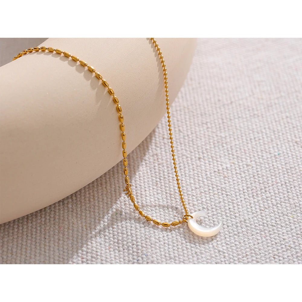 Collana con Luna in Conchiglia Bianca e Zircone – Acciaio Inossidabile Oro