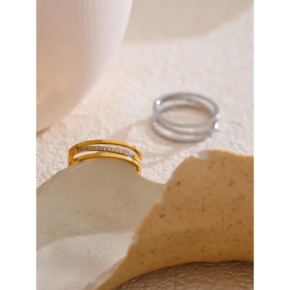 Anello Linea di Luce – Raffinata Essenzialità