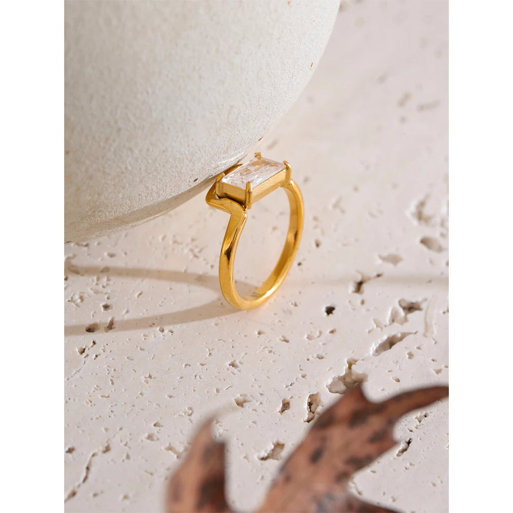 L’Anello Rettangolo di Cristallo – Eleganza Dorata