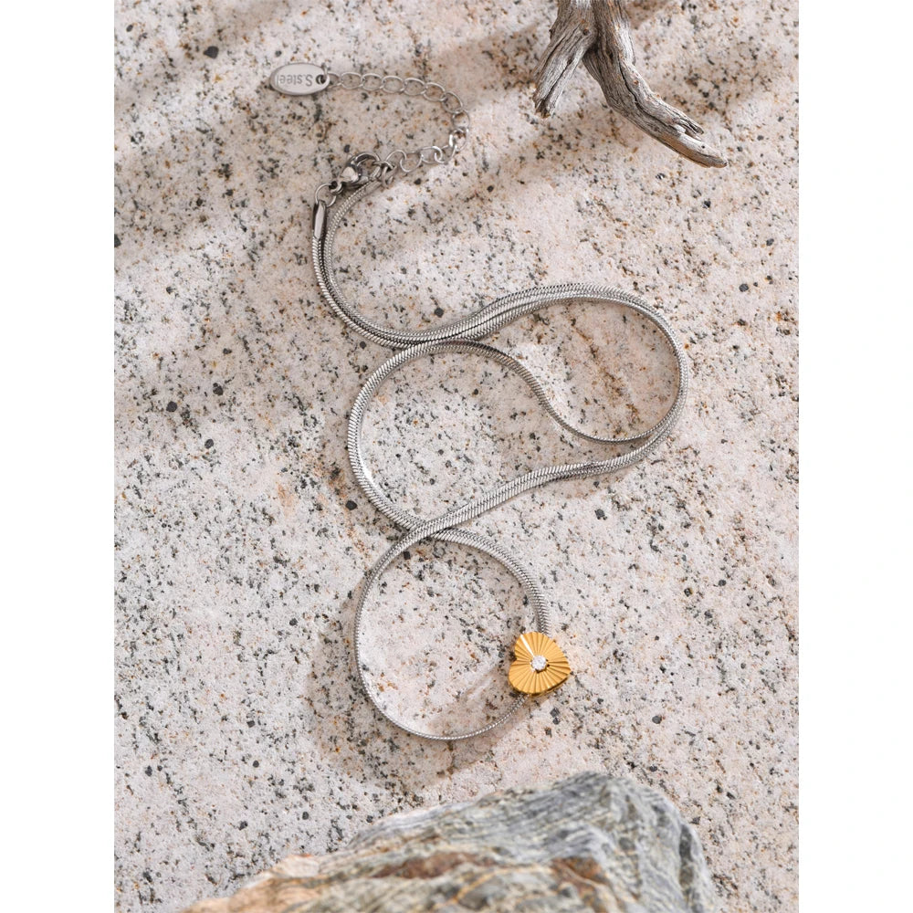 Collana Cuore Dorato con Zircone – Eleganza Magnetica