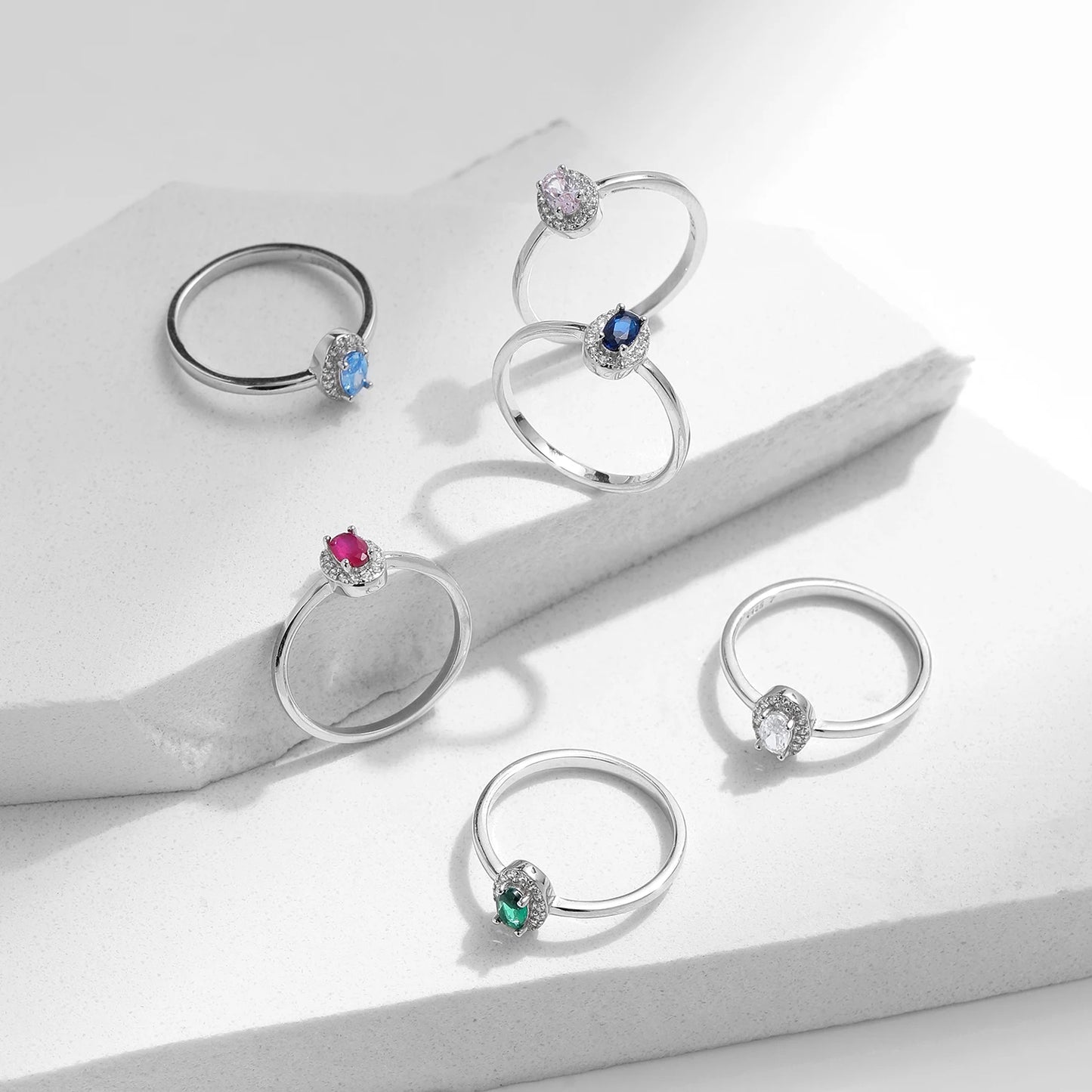 Anello Ovale con Zirconi Colorati – Anello Elegante