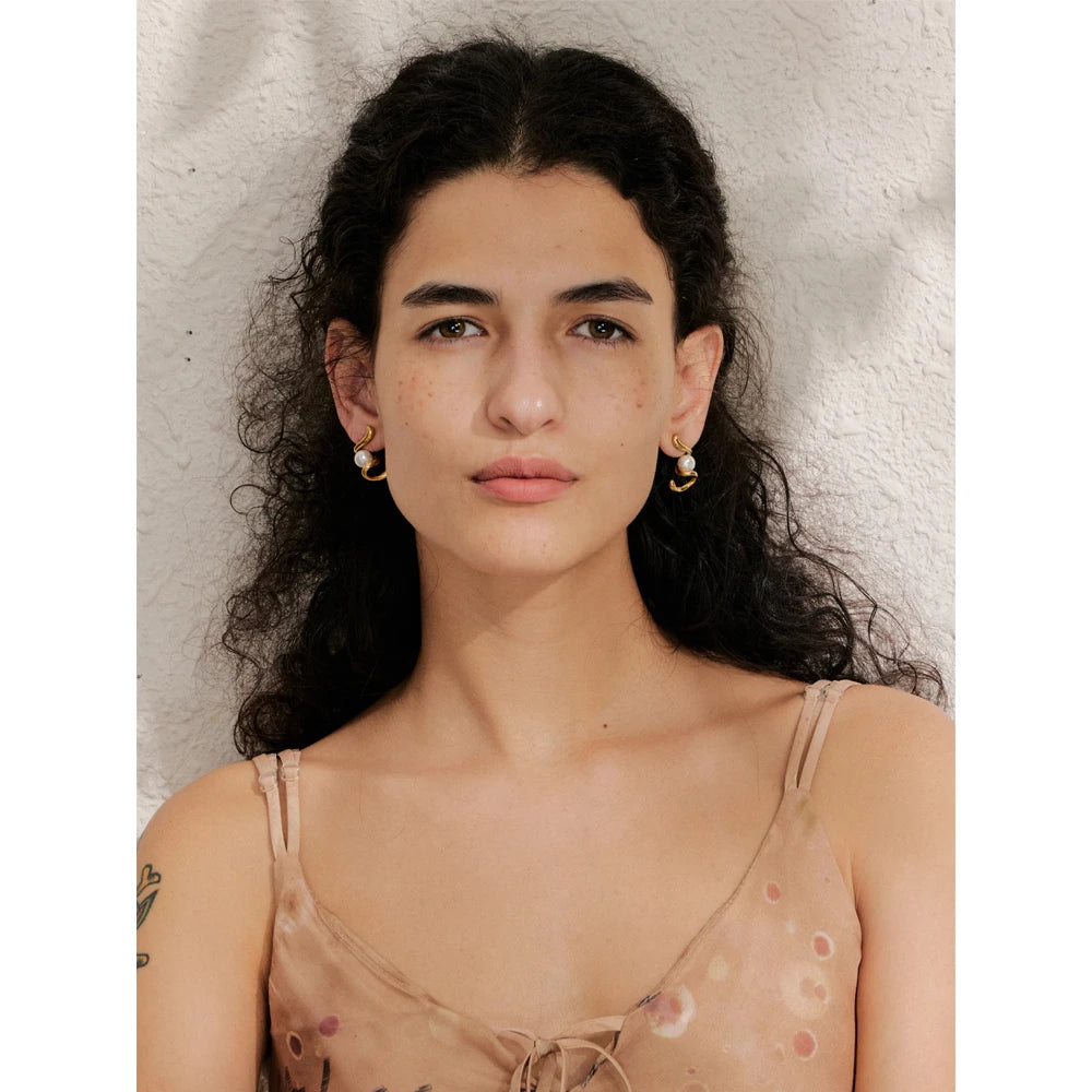 Orecchini “Pearl Flow” – Linee Irregolari & Eleganza
