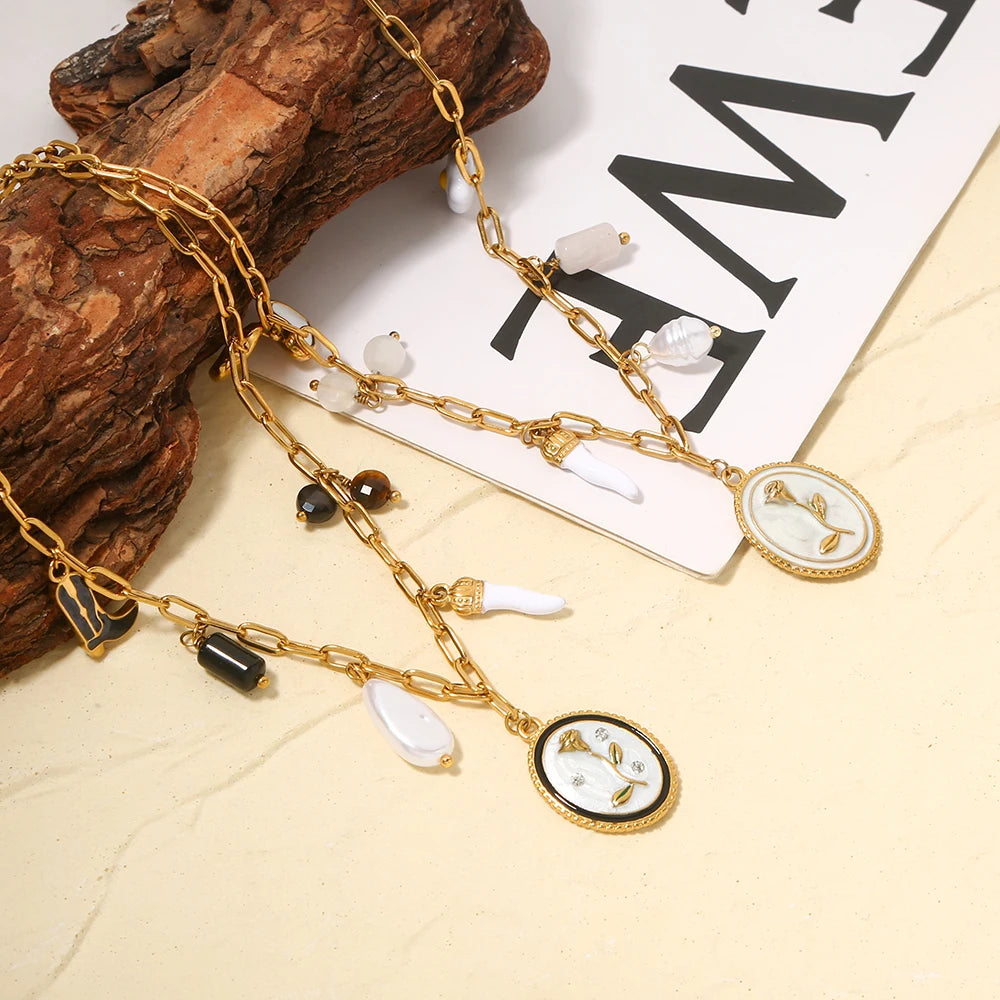 Collana Charm Rosa –Gioiello raffinato con dettagli in oro