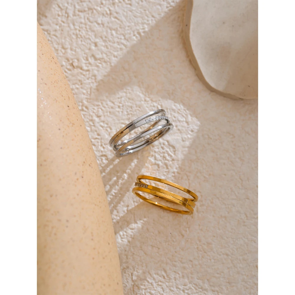 Anello Linea di Luce – Raffinata Essenzialità