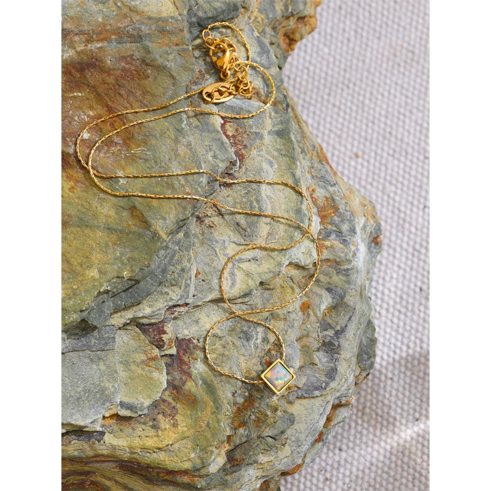 Collana con Pendente Quadrato in Opale Naturale – Acciaio Inossidabile Oro